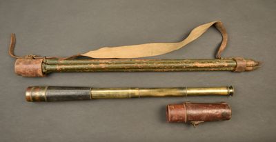 Trois types d'armes différents sont exposés sur une table