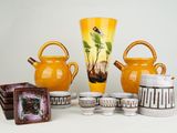 tout un tas de vases et de tasses différents sur la table