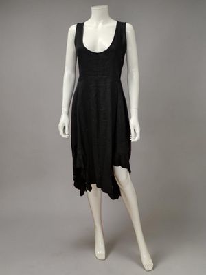 une robe noire sur un mannequin mannequin mannequin mannequin mannequin mann