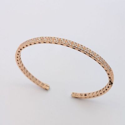 un gros plan sur un bracelet en or serti de diamants