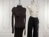 deux mannequins qui se tiennent l'un à côté de l'autre