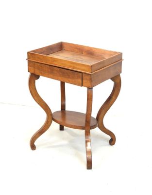 l'image d'une petite table en bois munie d'un tiroir