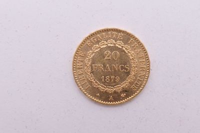gros plan d'une pièce d'or sur une surface blanche