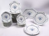 beaucoup d'assiettes ornées de motifs bleus et blancs