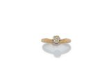 une image d'une bague en diamant sur fond blanc