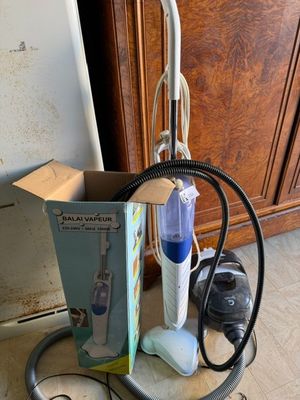 Réunion d'un aspirateur et d'un balais vapeur