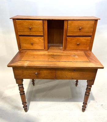 un vieux bureau en bois avec des tiroirs et des tiroirs sur le dessus