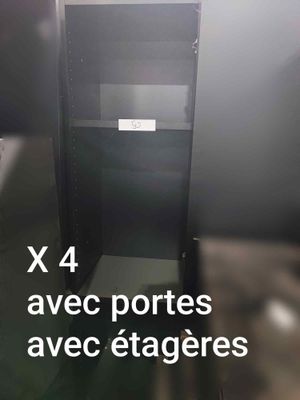 une photo d'une armoire noire sur laquelle est apposée une étiquette blanche