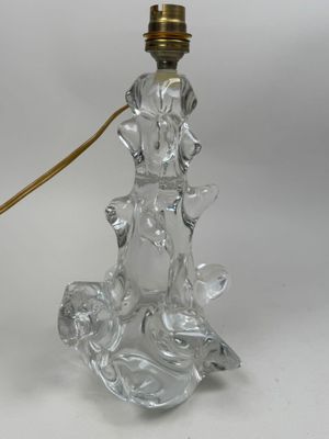 une lampe en verre posée sur une table blanche