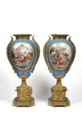DANS LE GOUT DE SEVRES Paire de grands vases ornés d'un méda… - Photo 1