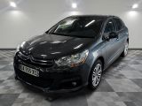 la photo d'une voiture noire garée dans un garage