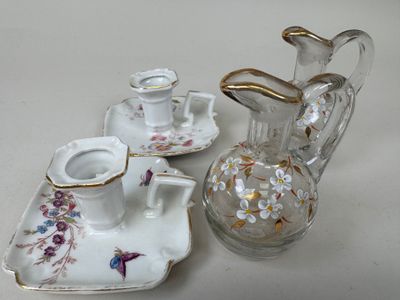 un pichet en verre et deux tasses posés sur un plateau