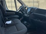 l'intérieur d'une camionnette dont le siège conducteur est rabattu