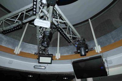 une image représentant un grand télescope à l'intérieur d'un bâtiment