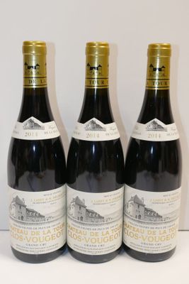 trois bouteilles de vin posées sur une table l'une à côté de l'autre