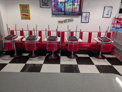beaucoup de box rouges et blancs dans un restaurant de type « diner »