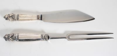 deux fourchettes et un couteau sur une table blanche