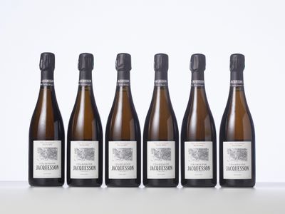 six bouteilles de vin alignées sur une table
