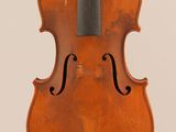 un vieux violon avec un archet accroché à son dos