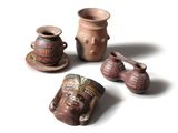 plusieurs pièces de poterie posées sur une table les unes à côté des autres