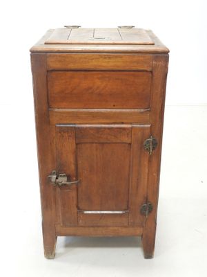 une vieille armoire en bois avec un plateau en faïence sur fond blanc