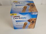 une boîte de friandises Dentalife pour chiens posée sur une table