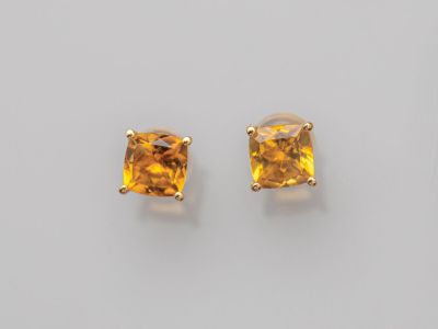 une paire de boucles d'oreilles en saphir jaune sur fond blanc