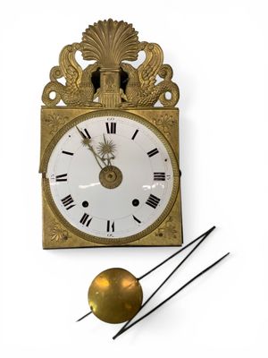 Horloge de parquet, caisse en bois naturel.