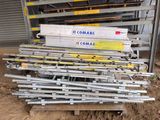 un tas de matériaux de construction posé sur une palette, à même le sol