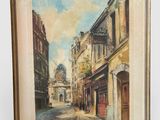une peinture à l'huile représentant une scène de rue avec des bâtiments et une personne marchant dans la rue