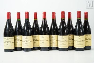 six bouteilles de vin sont alignées sur une table