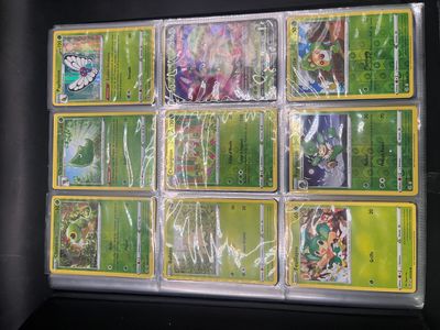 beaucoup de cartes Pokémon dans une boîte posée sur la table