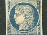 un timbre bleu et blanc sur lequel figure le visage d'une femme