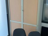 deux chaises devant une armoire dans un bureau