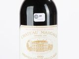 une bouteille de vin rouge avec une étiquette, posée sur une surface blanche