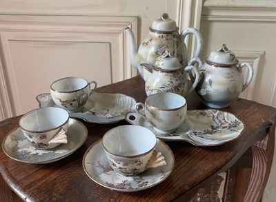 a table with a bunch of tea cups and saucers on it