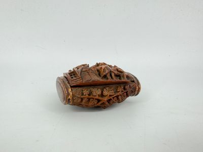 gros plan d'un objet en bois sur une surface blanche