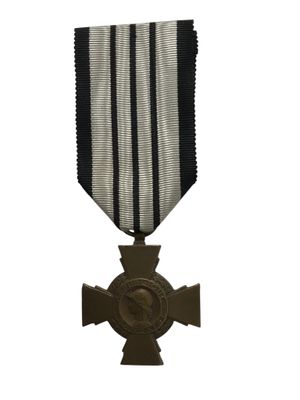 l'image d'une médaille ornée d'une croix