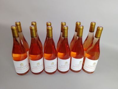 six bouteilles de vin sont alignées sur une table