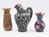trois vases posés l'un à côté de l'autre sur une surface blanche
