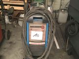 une image d'une machine à souder dans un garage