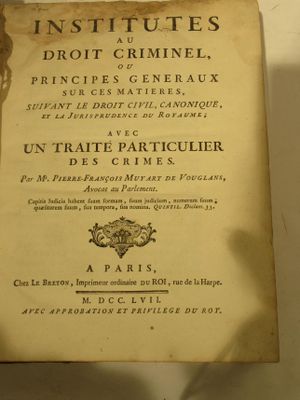 un vieux livre posé sur une table