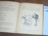 un livre ouvert sur lequel figure le dessin d'un homme et d'une femme assis à une table