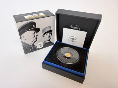 une photo en noir et blanc d'une pièce d'or dans une boîte