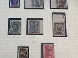 plusieurs types de timbres différents présentés sur une feuille de papier