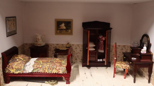 Diorama. Composition miniature, dans une vitrine en bois, vitre e...