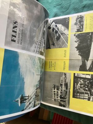 un livre ouvert sur lequel figure l'image d'un homme sur une planche de surf