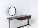 une petite table sur laquelle se trouve un miroir