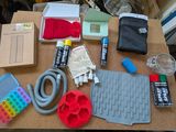 une table sur laquelle se trouvent de nombreux objets, notamment un clavier, une souris et d'autres objets