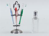 une bouteille en verre contenant des brosses à dents, à côté d'une autre bouteille en verre contenant des brosses à dents